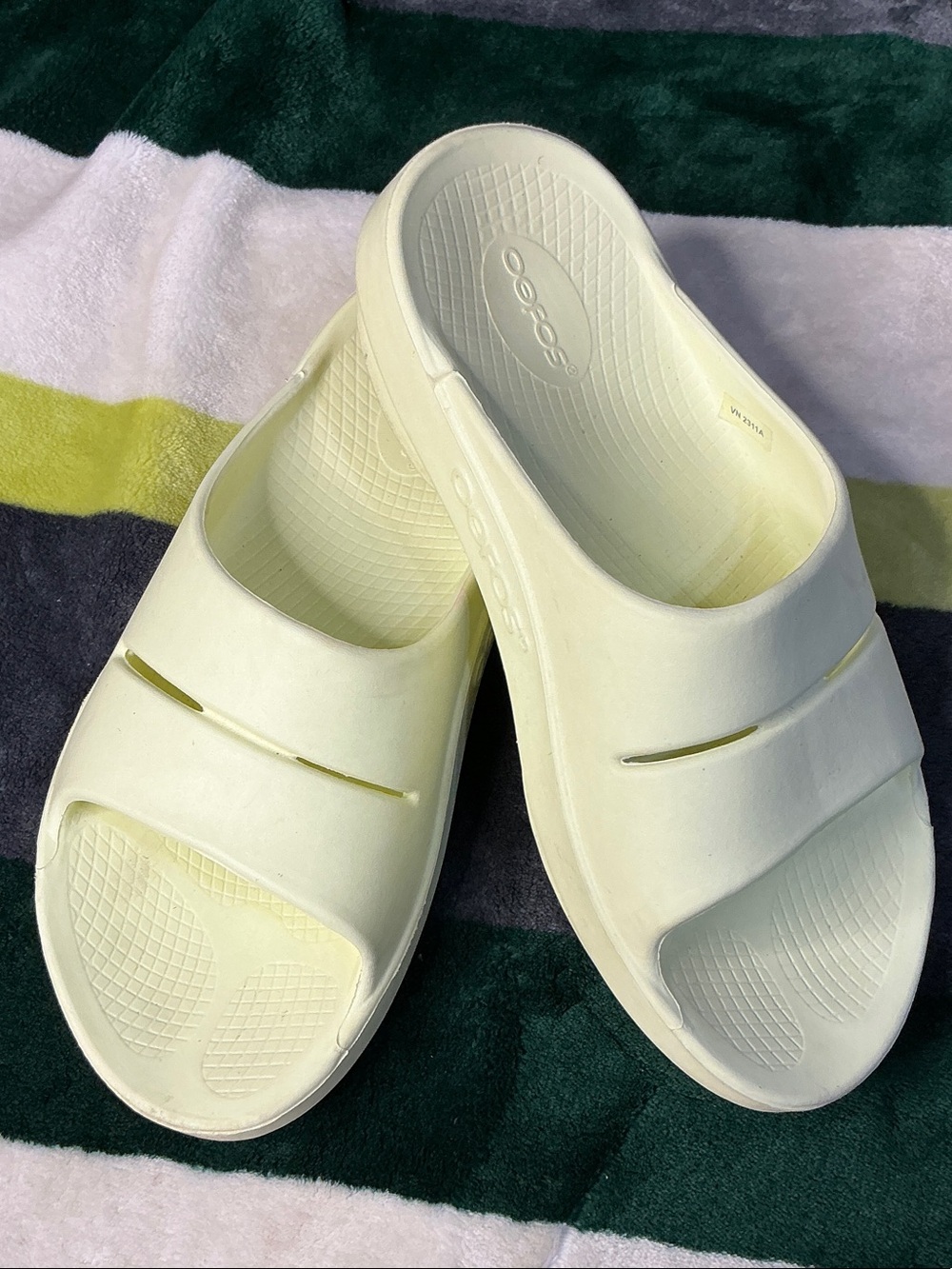 OOFOS OOahh Recovery Pale Yellow Women's Slide Sandals Mens size 8/Women’s 10